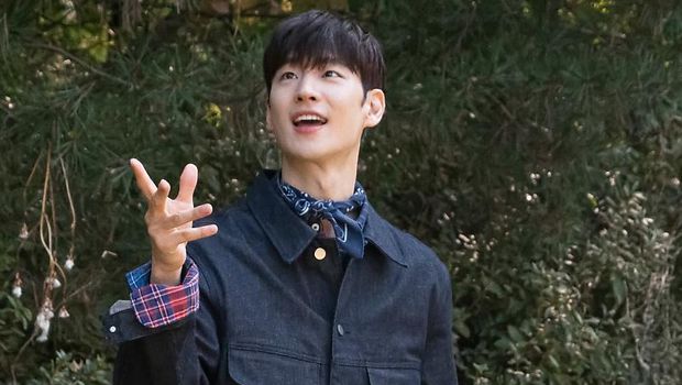 Penampilan Lee Je Hoon saat pemotretan Season Greetings 2024 kembali viral menjadi perbincangan selama penayangan Taxi Driver 3.