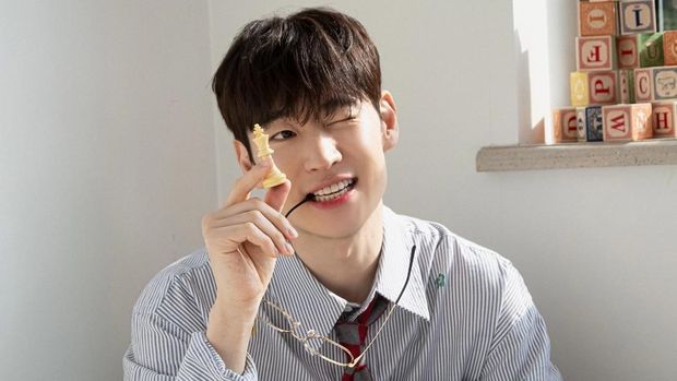 Penampilan Lee Je Hoon saat pemotretan Season Greetings 2024 kembali viral menjadi perbincangan selama penayangan Taxi Driver 3.