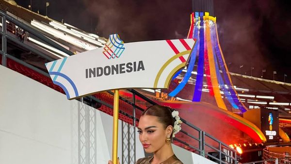 Foto: Miss Universe Thailand Pimpin Tim RI di SEA Games, Anggun Bersongket