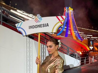 Foto: Miss Universe Thailand Pimpin Tim RI di SEA Games, Anggun Bersongket