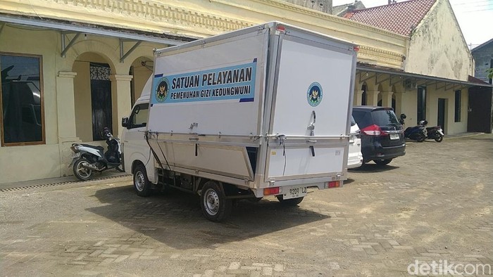 Mobil MBG Tabrak Pagar Rumah-Terguling di Pekalongan, Sopir Tak Punya SIM A