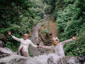 Pernikahan Viral, Pengantin Nekat Memanjat Air Terjun Pakai Baju Adat