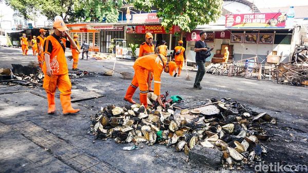 Pasukan Oranye Bersihkan Sisa Puing Pascakericuhan Matel Tewas di Kalibata