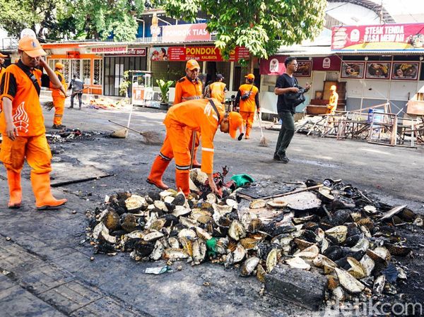 Pasukan Oranye Bersihkan Sisa Puing Pascakericuhan Matel Tewas di Kalibata