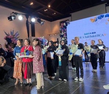 Berita dari Detik Finance: Bakti BCA Bekali MUA Tuli Sertifikasi &amp; Kompetensi Tata Rias Profesional