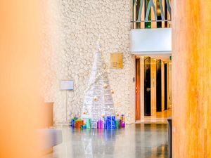 Four Points by Sheraton Bali Ungasan Hadirkan Pohon Natal dari Bohlam Bekas