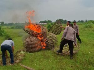 Arena Sabung Ayam di Mojokerto Dibakar Polisi Usai Digerebek