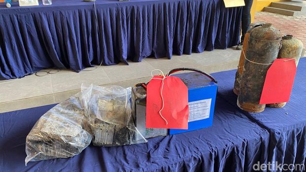 Polisi menggelar barang bukti terkait kebakaran maut di gedung Terra Drone, Jakarta Pusat, Jumat (12/12/2025).