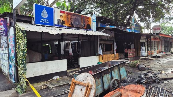 Luluh Lantak! Potret Warung Makan Dibakar di Kalibata, Buntut Ricuh Matel