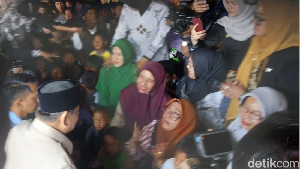 Duduk Bareng, Prabowo Dengar Keluhan Pengungsi di Posko Takengon Aceh