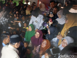Duduk Bareng, Prabowo Dengar Keluhan Pengungsi di Posko Takengon Aceh