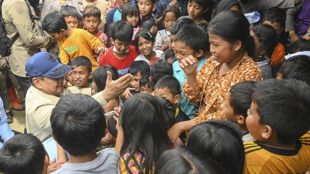 Presiden Prabowo Subianto (kiri) menyapa anak-anak saat mengunjungi posko pengungsian di Kuala Simpang, Aceh Tamiang, Aceh, Jumat (12/12/2025). Dalam kunjungannya ke lokasi posko pengungsian korban banjir bandang itu Presiden Prabowo mengatakan pemerintah akan terus membantu hingga pemulihan. ANTARA FOTO/Hafidz Mubarak A