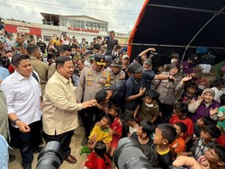 Tinjau Korban Banjir Aceh, Prabowo Ingatkan Jangan Tebang Pohon Sembarangan