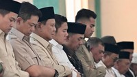 Momen Prabowo Salat Jumat Bareng Pengungsi di Takengon Aceh