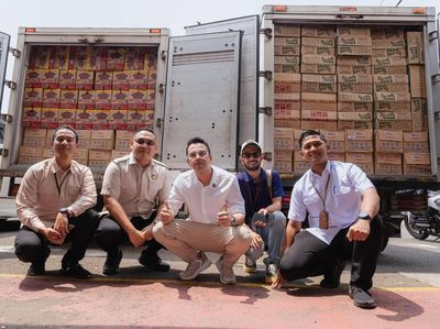 Sakit Gigi Gak Masalah! Raffi Ahmad Kirim 65 Truk Sembako ke-4 Wilayah Bencana