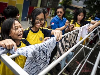 Serunya Festival Mencuci Baju, Siswa SD Dilatih Mandiri dan Disiplin