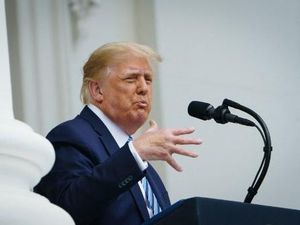 Plester di Tangan Trump Lagi-lagi Jadi Sorotan