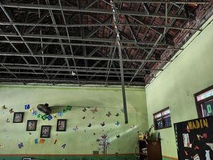 Plafon SDN 01 Jatingaleh Semarang Ambrol Timpa 5 Siwa