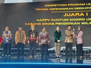 Wagub Emil Beri Penghargaan Tenaga Akademis Berprestasi di Jatim