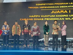 Wagub Emil Beri Penghargaan Tenaga Akademis Berprestasi di Jatim