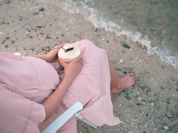 Bumil Rutin Minum Air Kelapa Muda, Kulit Bayi Lebih Glowing? Ini Faktanya