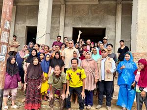 Andre Rosiade Serahkan Bantuan untuk Korban Banjir Bandang di Padang