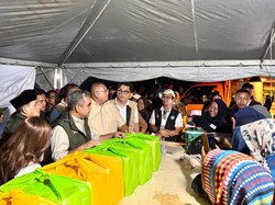 Andre Rosiade Dampingi Ahmad Muzani Kunjungi Korban Banjir Bandang di Padang