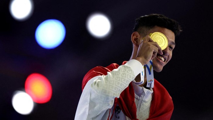 Arya Danu Susilo, Taekwondoin Indonesia peraih medali emas SEA Games 2025. (REUTERS/Chalinee Thirasupa)