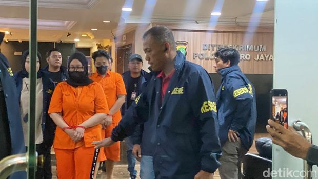 Ayu Puspita, pemilik wedding organizer yang menipu puluhan korban, kini berbaju tahanan. Ayu dihadirkan dalam konferensi pers di Mapolda Metro Jaya, Sabtu (13/12/2025).