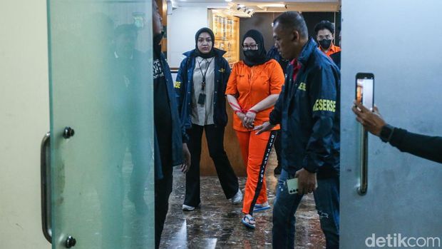 Tersangka Bos WO Ayu Puspita tertunduk lesu saat digiring polisi di Polda Metro Jaya, Jakarta, Sabtu (13/12/2025).