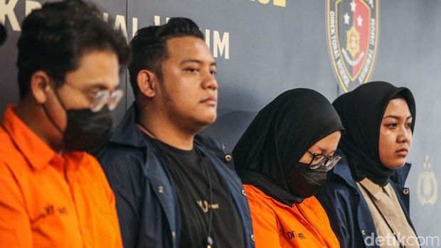 Tersangka Bos WO Ayu Puspita tertunduk lesu saat digiring polisi di Polda Metro Jaya, Jakarta, Sabtu (13/12/2025).