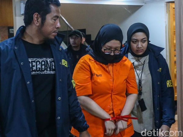 Ekspresi Lesu Bos WO Ayu Puspita Kenakan Rompi Tahanan