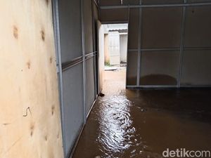 Banjir Rendam Huntara Lewotobi, Warga Kembali Mengungsi ke Poslap