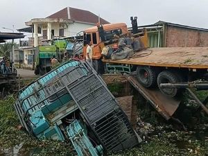 Jembatan Penghubung Desa di Ogan Ilir Roboh Usai Dilintasi Truk Bawa Alat Berat