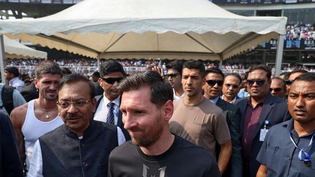 Jumpa Fans Lionel Messi di India ricuh Soccer Football - Argentine soccer star Lionel Messi on a whirlwind tour of India - Vivekananda Yuva Bharati Krirangan, Kolkata, India - December 13, 2025 Police and security clash with fans after Argentine soccer star Lionel Messi left the stadium REUTERS/Sahiba Chawdhary TPX IMAGES OF THE DAY
