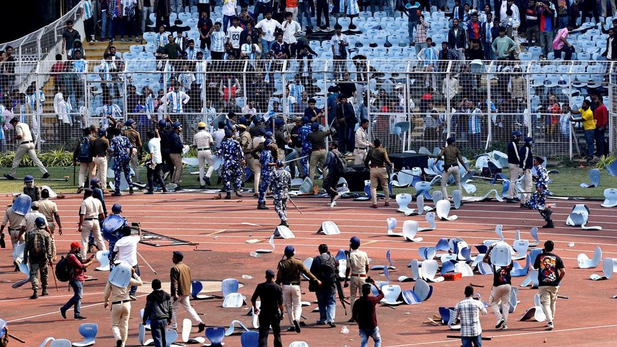 Fasilitas stadion dirusak oleh fans yang kesal karena tidak bisa bertemu Lionel Messi. (REUTERS/Sahiba Chawdhary)