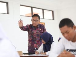 Kisah Perjuangan Asraf Taklukkan Tantangan Mengajar di Sekolah Rakyat
