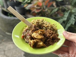 Lawar Cakalan Viral di Gang Sempit Denpasar, Terinspirasi dari Masakan Ibu