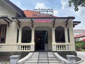 Video: Begini Sensasi Makan di RM Padang Viral dengan Bunker Belanda!