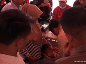 Prabowo Janji Penuhi Pasokan Air Minum-Perbaiki Tanggul ke Pengungsi Sumut