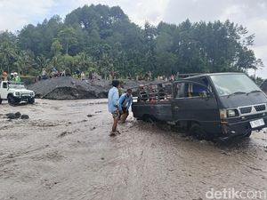 Pikap Pembawa Bantuan Sembako Terjebak Derasnya Banjir Lahar Semeru