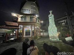 Gereja di Pati Ini Bikin Pohon Natal dari Botol Bekas