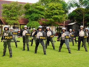 Tingkatkan Kesiapsiagaan, Polisi di Jombang Latihan Pengendalian Massa