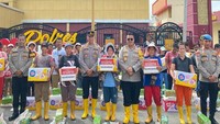 Polri Salurkan 10,2 Ton Beras-Bangun Sumur Bor untuk Korban Bencana Sumatera