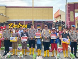 Polri Salurkan 10,2 Ton Beras-Bangun Sumur Bor untuk Korban Bencana Sumatera