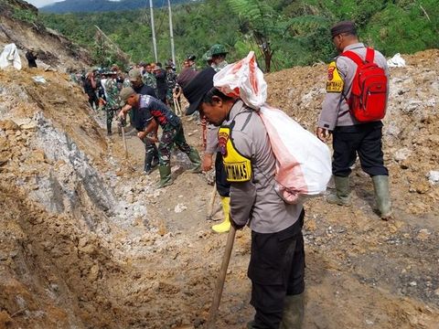 Polri salurkan bantuan ke korban bencana di Aceh, Sumut dan Sumbar (dok.Polri)