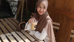 Potret Adiba Khanza Saat Cafe Hopping, Cicip Kopi dan Dessert Cantik!