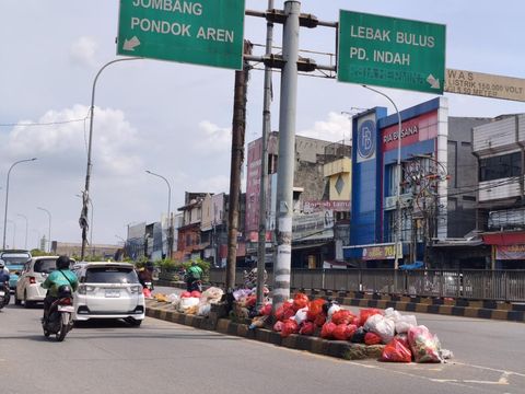 Potret Tumpukan Sampah Hiasi Kolong Flyover Ciputat Tangsel