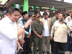 Prabowo Kenalkan Seskab Teddy di Posko Pengungsian Langkat: Sekarang Letkol