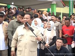 Kunjungi Posko Pengungsi di Langkat, Prabowo: Kalian Keluarga Kami